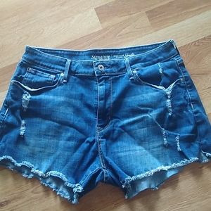 Levi Strauss high-rise jean shorts - size 14